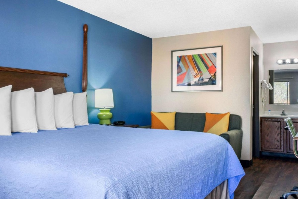 Room image 4